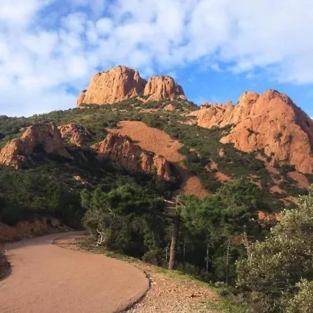 Studio 5 Personnes Studio 4/5 Personnes Vue Mer Au Calme - Cap Esterel, Cote D'azur. Апартаменты Сен-Рафаэль